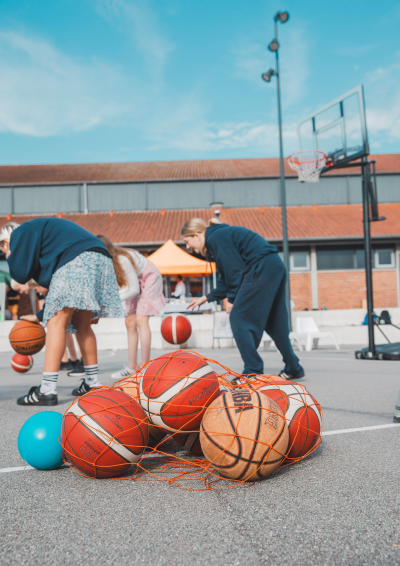 Basketball i hallen på Østre Skole