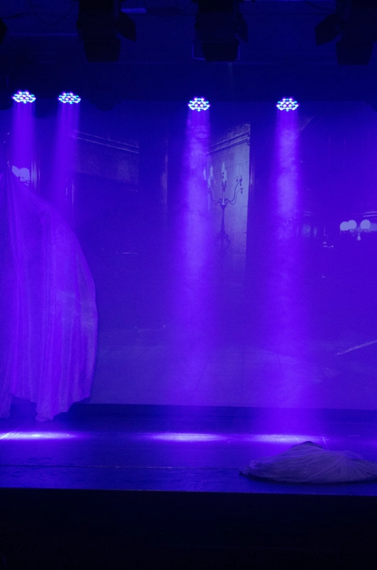 På drama laver vi teaterøvelser, lege og spiller forestillinger. Vi har fokus på fællesskab inklusion og sjov og ballade.