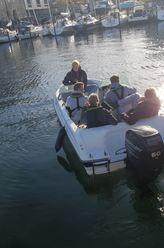 Lær at sejle speedbåd og få et bevis