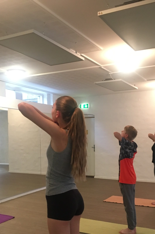 Unge mennesker der dyrker yoga